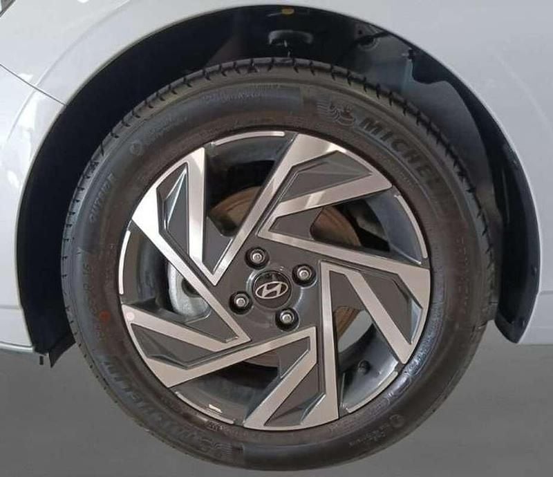 Usado Hyundai i20 101 CV (74 kW) 2025 Gris Utilitario