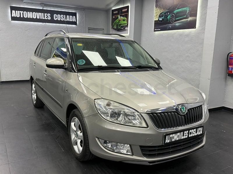 Usado Skoda Fabia Elegance 85 CV (62 kW) 2011 Gris / plata Familiar