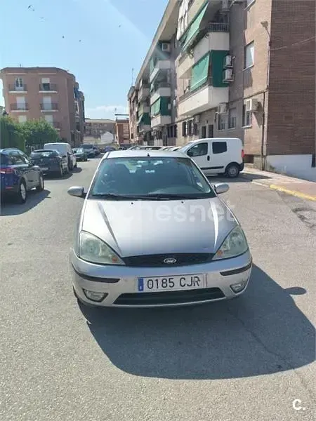 Usado Ford Focus Trend 100 CV (73 kW) 2003 Gris / plata Berlina