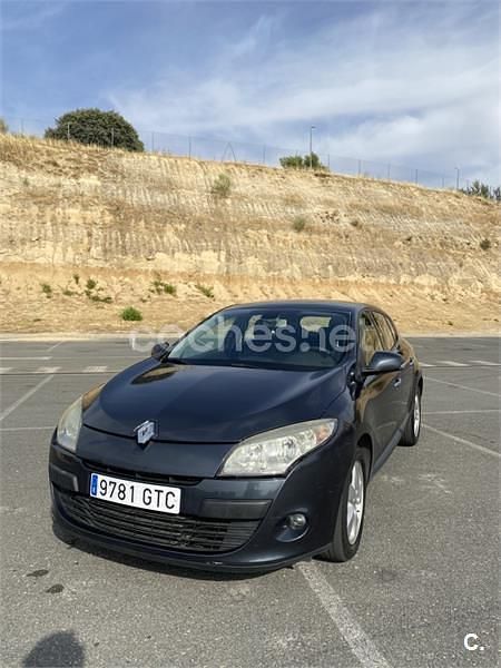 Gris / plata Usado 2010 Renault Mégane Dynamique Berlina | 4300 € (Precio justo) - Imagen 1/4