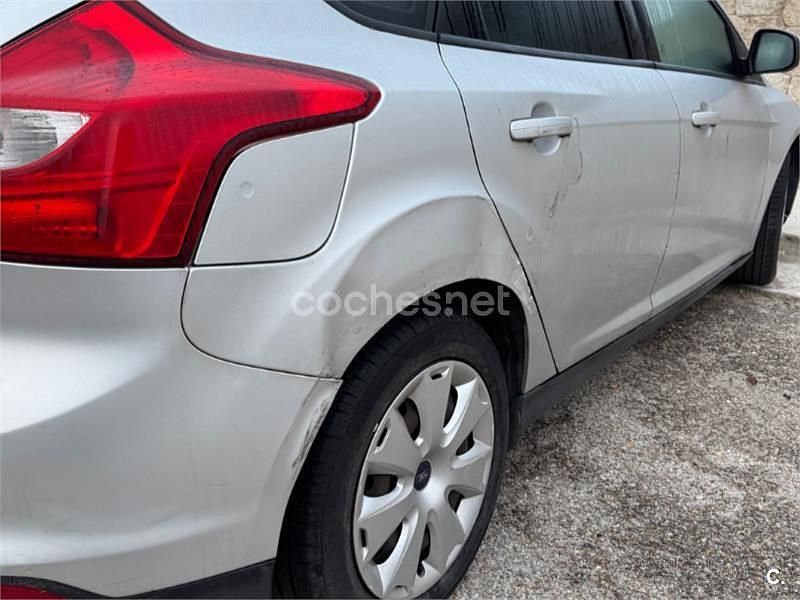 Usado Ford Focus Trend 95 CV (69 kW) 2013 Gris / plata Berlina