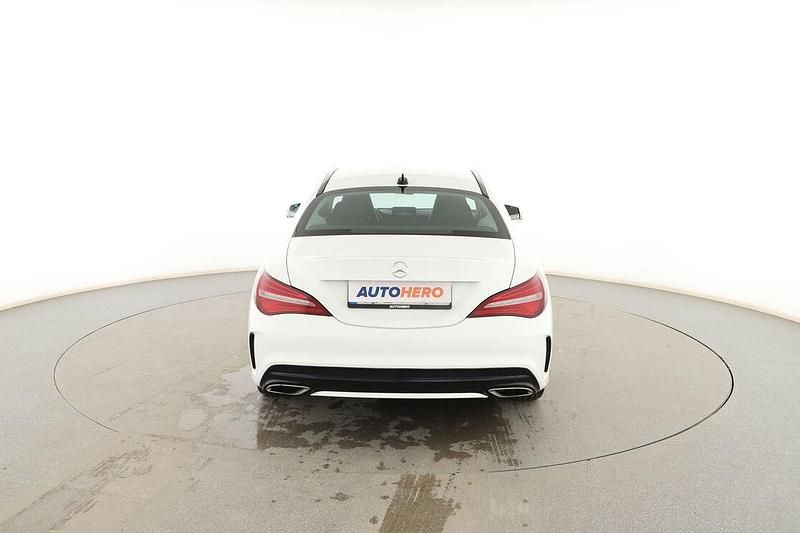 Usado Mercedes CLA200 AMG line 135 CV (99 kW) 2018 Blanco Berlina