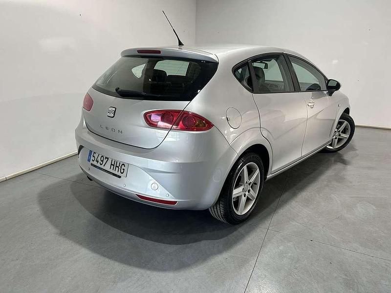Usado Seat Leon Reference 90 CV (66 kW) 2011 Plateado Utilitario