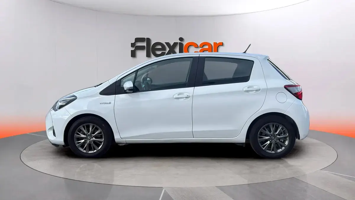 Usado Toyota Yaris Hybrid Active 116 CV (85 kW) 2021 Blanco Berlina