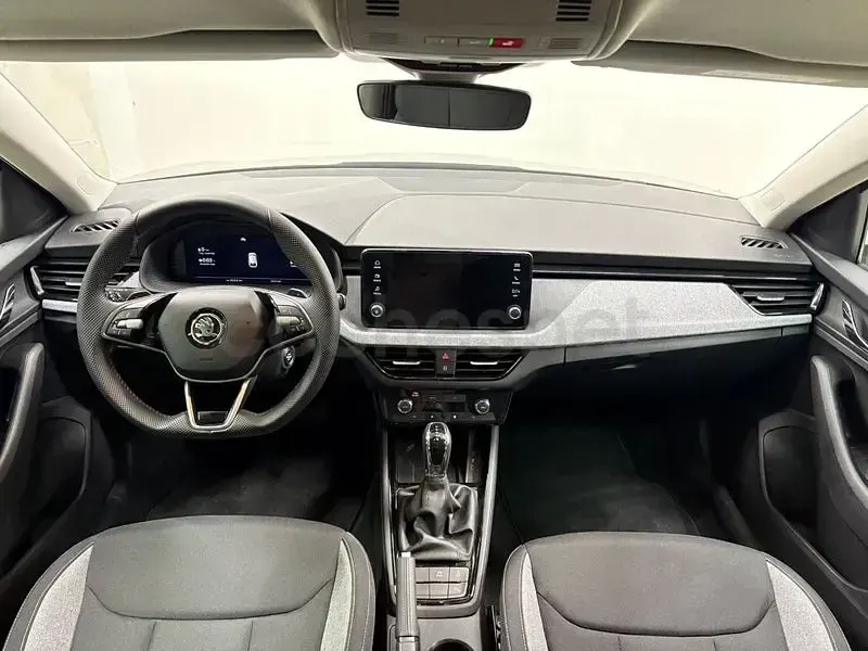 Usado Skoda Scala Selection 115 CV (84 kW) 2025 Gris / plata Utilitario