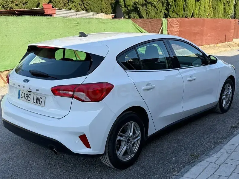Usado Ford Focus Trend 120 CV (88 kW) 2022 Blanco Berlina