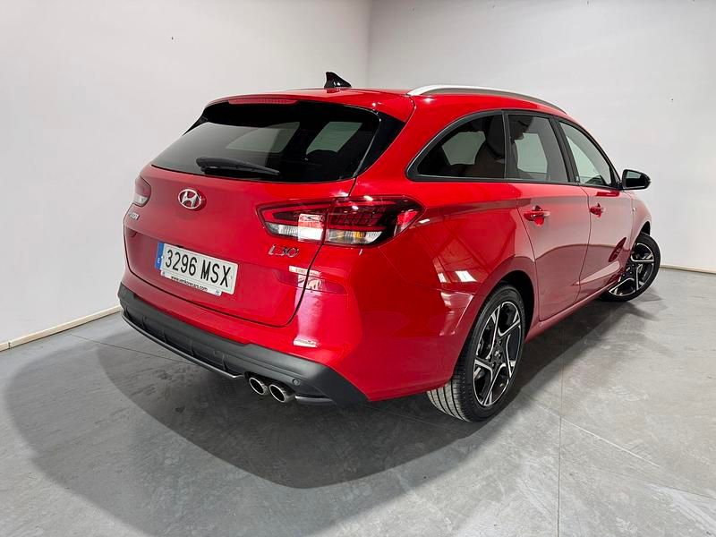 Usado Hyundai i30 N Line 120 CV (88 kW) 2024 Rojo Familiar