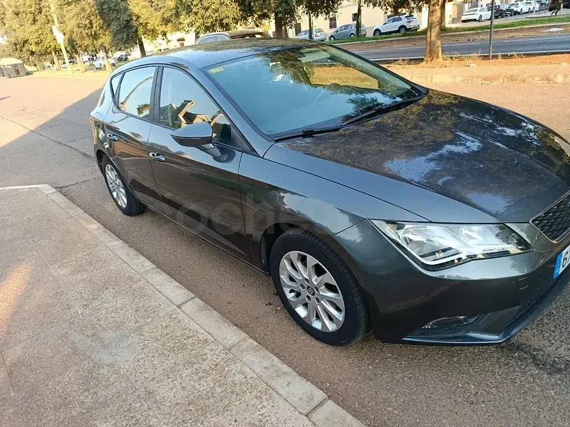 Usado Seat Leon Reference 105 CV (77 kW) 2014 Gris / plata Berlina