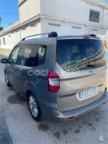 Usado Ford Tourneo Courier Titanium 100 CV (73 kW) 2019 Beige Monovolumen
