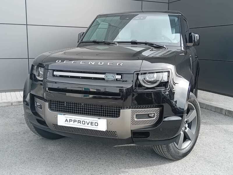 Santorini black Usado 2025 Land Rover Defender SE Dynamic SUV | 96.900 € - Imagen 1/4