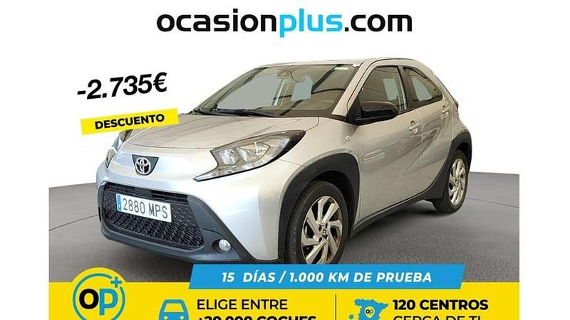 Usado Toyota Aygo Play 72 CV (52 kW) 2024 Gris Utilitario