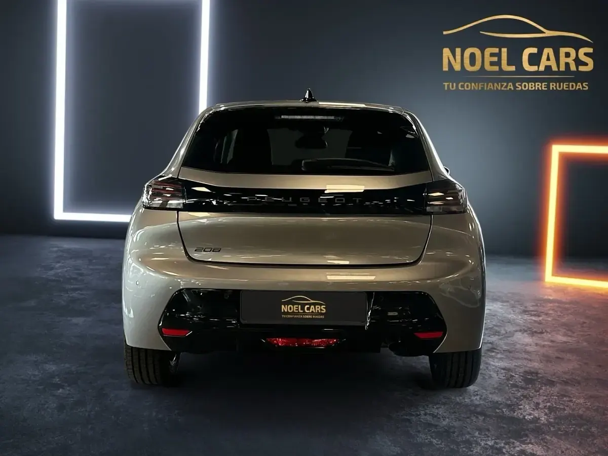 Usado Peugeot 208 Allure 100 CV (73 kW) 2023 Gris Utilitario