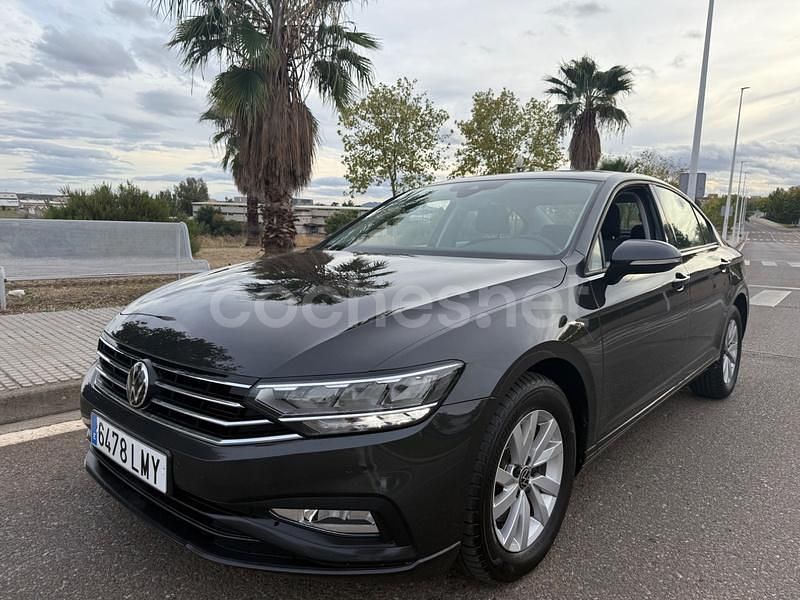 Usado VW Passat 150 CV (110 kW) 2021 Gris / plata Familiar