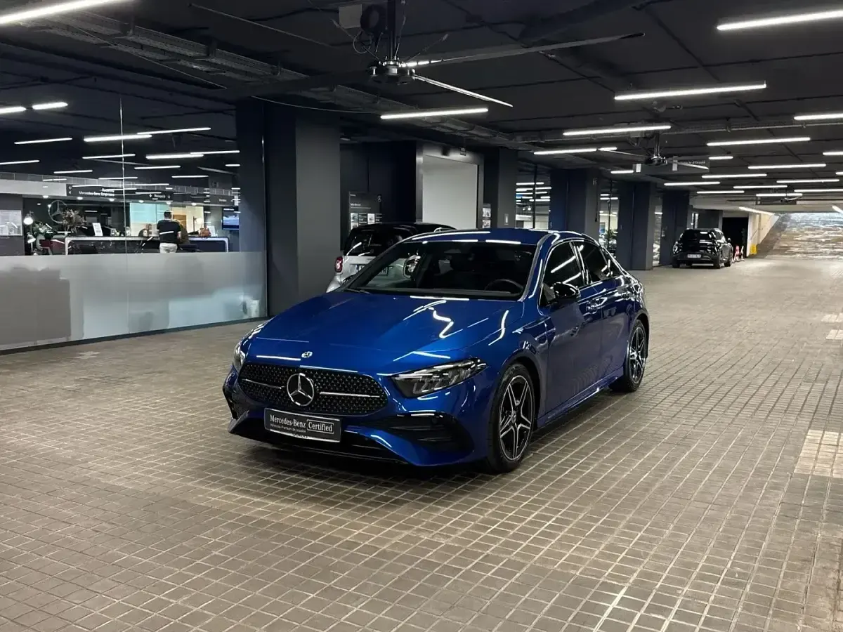 Usado Mercedes A180 AMG line 116 CV (85 kW) 2025 Berlina