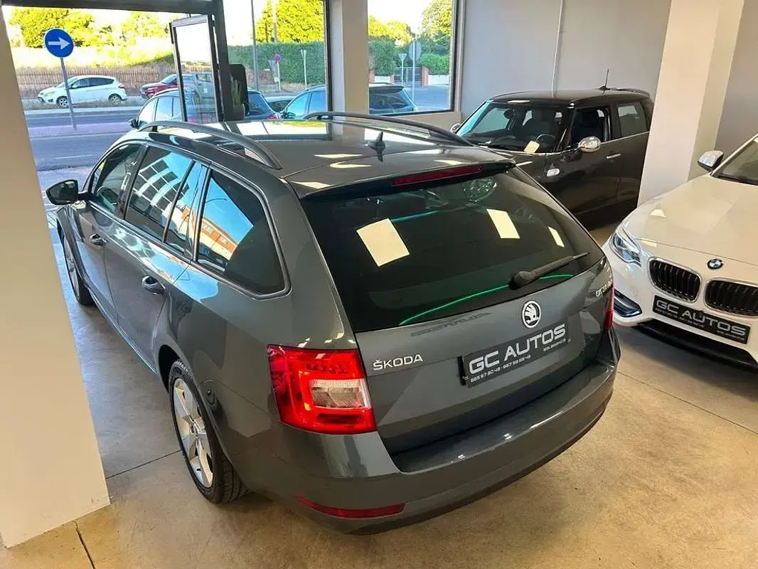 Usado Skoda Octavia Ambition 150 CV (110 kW) 2019 Gris Familiar
