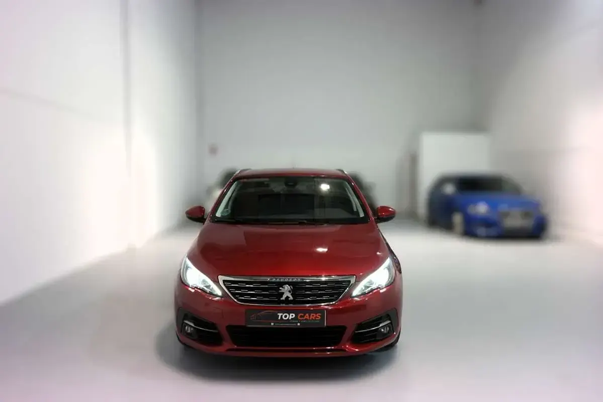 Usado Peugeot 308 SW Allure 131 CV (96 kW) 2021 Granate Familiar