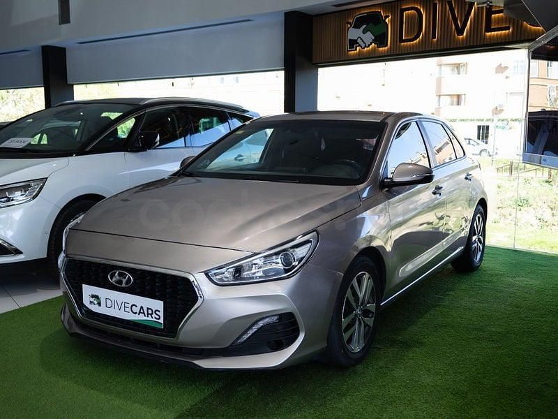 Usado Hyundai i30 GO! 120 CV (88 kW) 2019 Beige Berlina