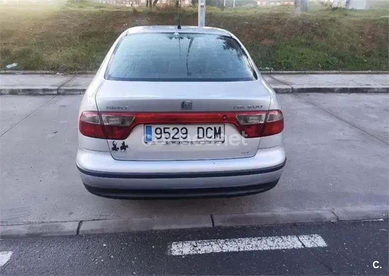 Usado Seat Toledo Stella 110 CV (80 kW) 2004 Gris / plata Berlina