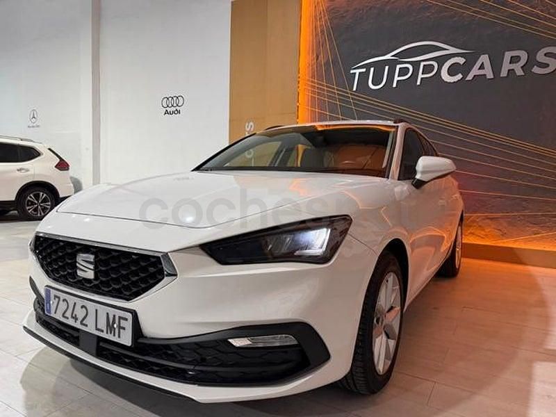 Usado Seat Leon Style 150 CV (110 kW) 2021 Blanco Familiar
