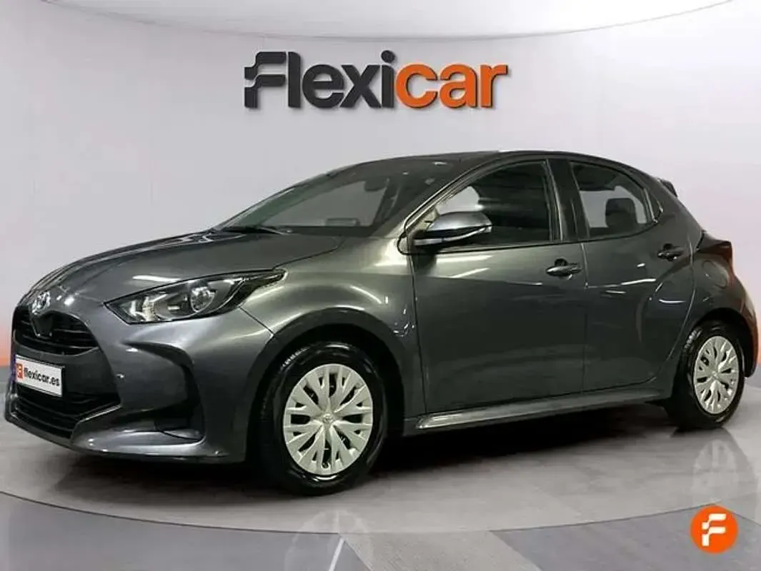 Usado Toyota Yaris Active 116 CV (85 kW) 2023 Rojo Utilitario