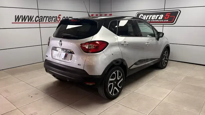 Usado Renault Captur Zen 90 CV (66 kW) 2016 Gris / plata SUV