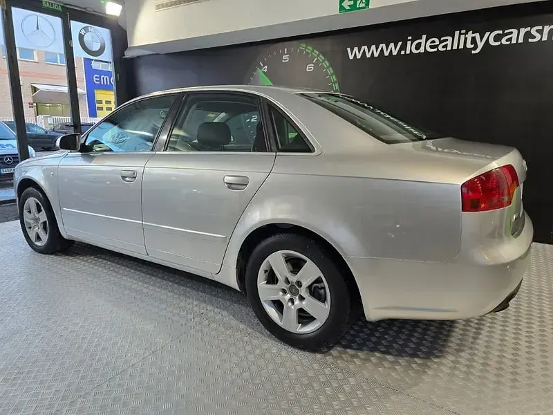 Usado Audi A4 163 CV (119 kW) 2006 Gris / plata Berlina