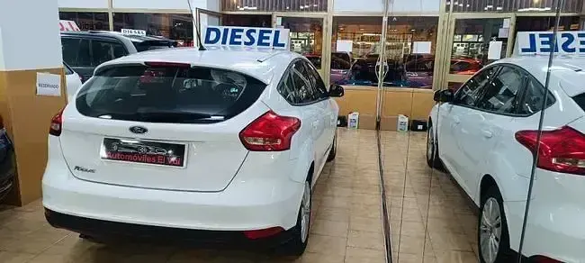 Usado Ford Focus Trend 95 CV (69 kW) 2015 Blanco Berlina