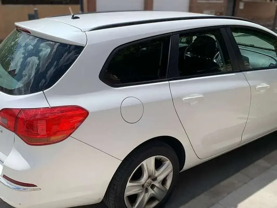 Usado Opel Astra Selective 110 CV (80 kW) 2012 Blanco Familiar