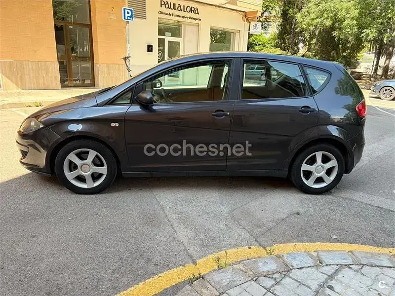 Usado Seat Altea 105 CV (77 kW) 2004 Gris / plata Monovolumen