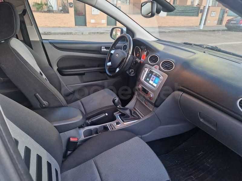 Usado Ford Focus Titanium 136 CV (100 kW) 2010 Gris / plata Berlina