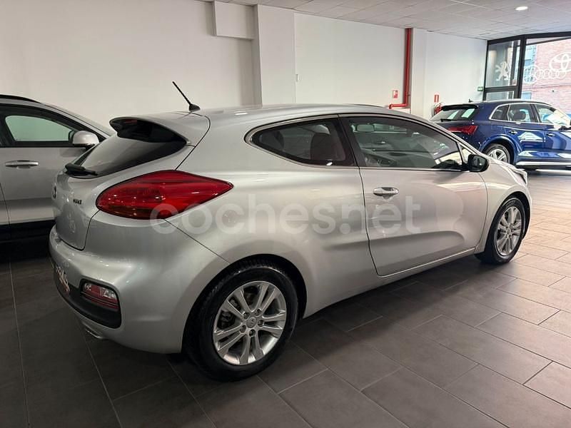 Usado Kia Ceed GT 110 CV (80 kW) 2014 Gris / plata Berlina
