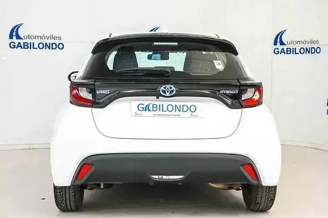 Käytetty Toyota Yaris Hybrid Active 116 HP (85 kW) 2021 Valkoinen Sedan