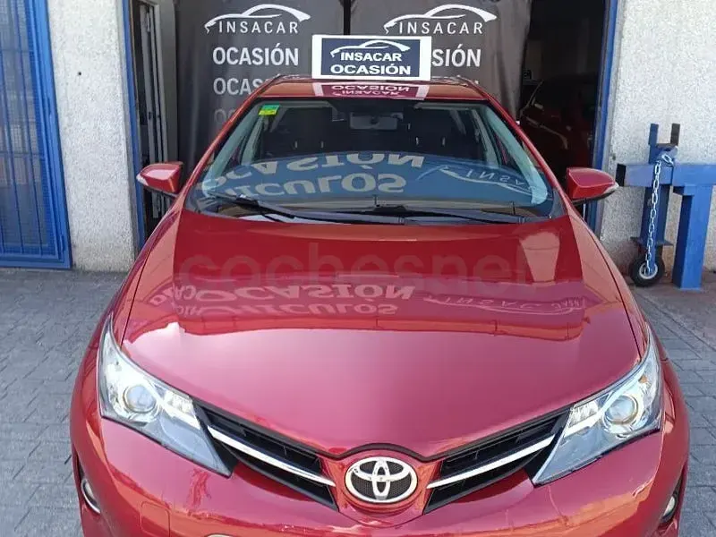 Usado Toyota Auris Active 132 CV (97 kW) 2015 Granate Berlina