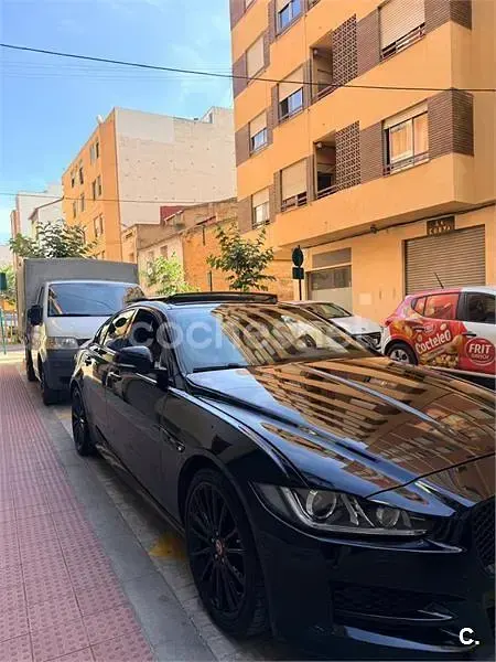 Usado Jaguar XE R-Sport 180 CV (132 kW) 2016 Negro Berlina