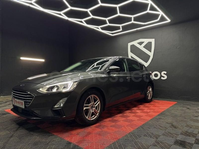 Usado Ford Focus Trend 100 CV (73 kW) 2019 Gris / plata Berlina