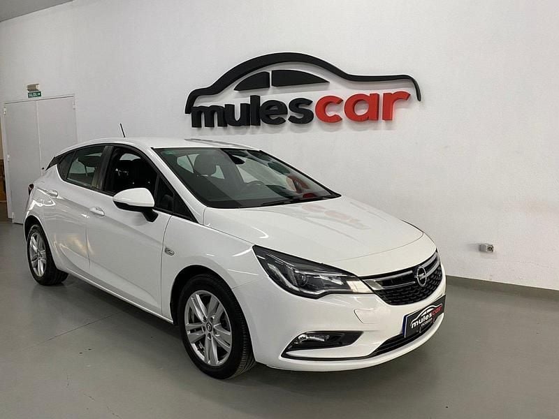 Usado Opel Astra Dynamic 110 CV (80 kW) 2019 Blanco Berlina