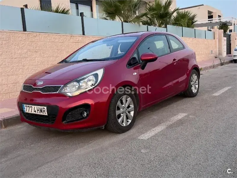 Usado Kia Rio 109 CV (80 kW) 2012 Rojo Berlina
