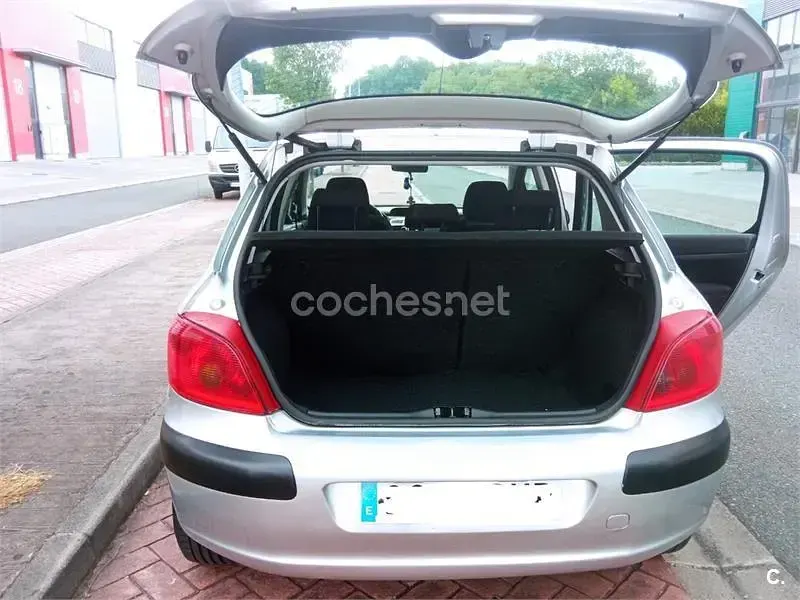 Usado Peugeot 307 90 CV (66 kW) 2005 Gris / plata Berlina
