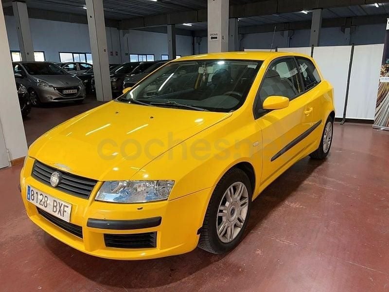 Usado Fiat Stilo Active 80 CV (58 kW) 2002 Amarillo Berlina