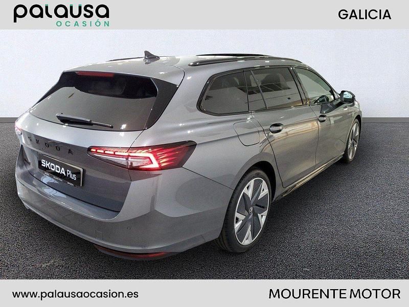 Usado Skoda Superb SportLine 150 CV (110 kW) 2025 Gris / plata Familiar