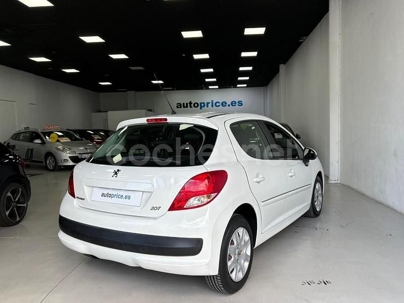 Usado Peugeot 207 Active 70 CV (51 kW) 2011 Blanco Berlina
