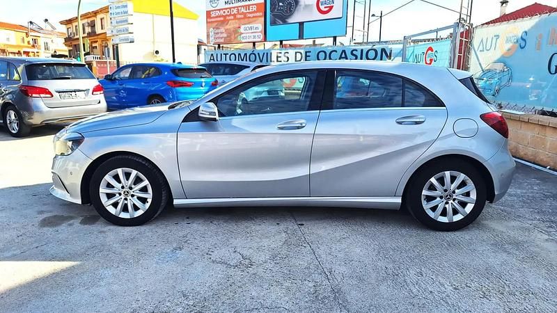 Usado Mercedes A180 110 HP (80 kW) 2017 Cinzento Citadino