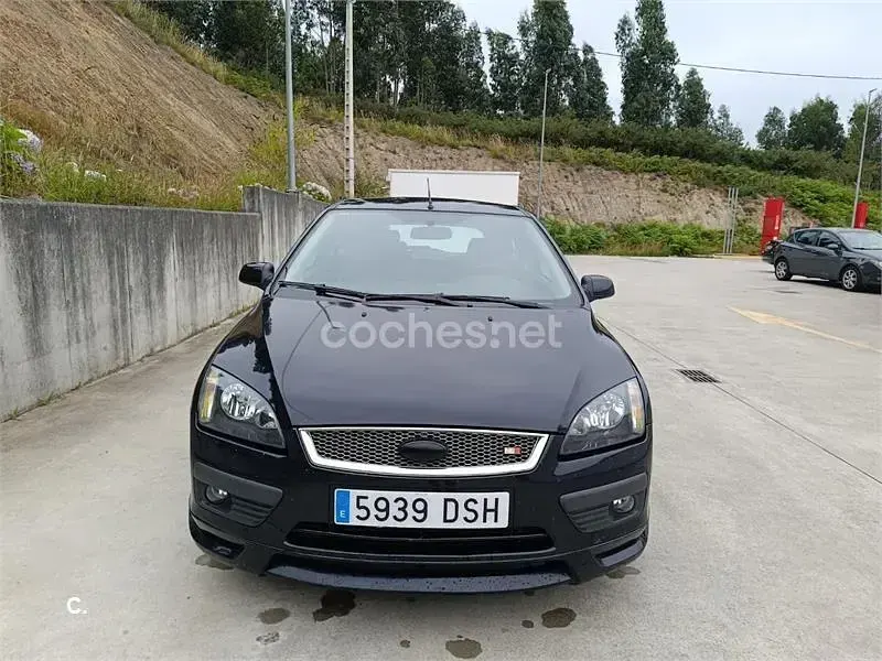 Usado Ford Focus Sport 136 CV (100 kW) 2005 Negro Berlina