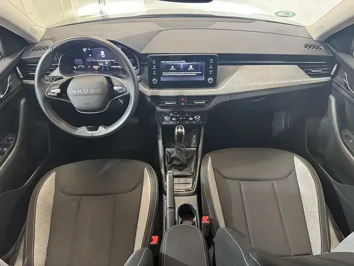 Usado Skoda Scala Selection 116 CV (85 kW) 2025 Gris / plata Utilitario