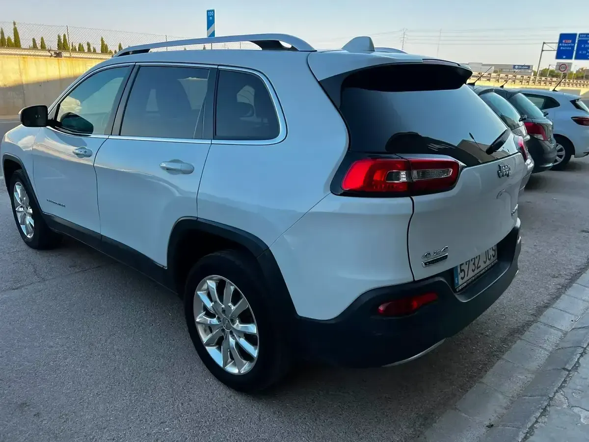Usado Jeep Cherokee Longitude 140 CV (102 kW) 2015 Blanco SUV
