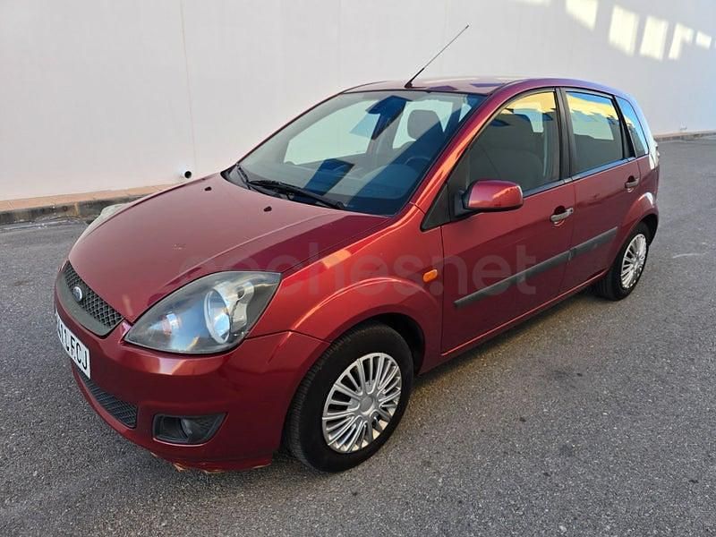 Używany Ford Fiesta Ghia 68 KM (50 kW) 2006 Czerwony Hatchback