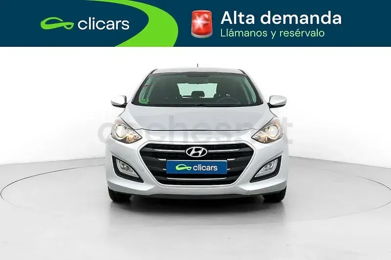 Usado Hyundai i30 100 CV (73 kW) 2016 Gris / plata Berlina
