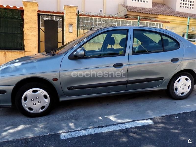 Usado Renault Mégane 90 CV (66 kW) 1998 Gris / plata Berlina