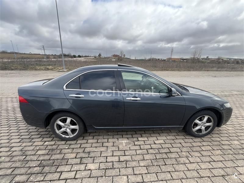 Usado Honda Accord Executive 140 CV (102 kW) 2005 Gris / plata Berlina