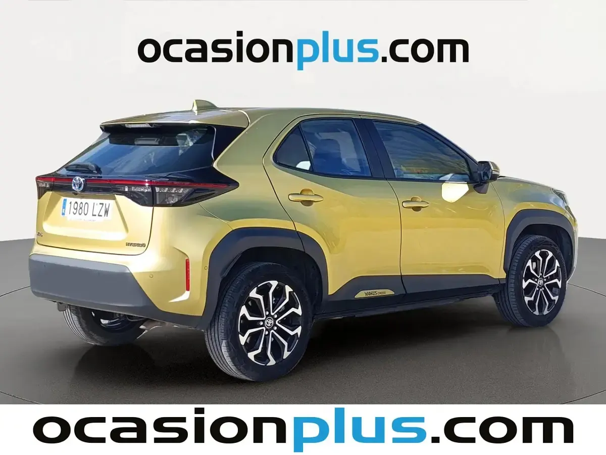 Usado Toyota Yaris Hybrid Active 116 CV (85 kW) 2022 Oro SUV